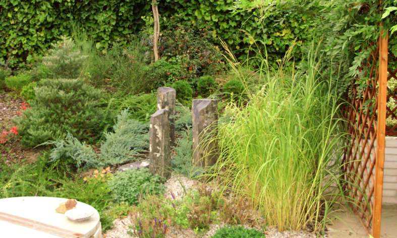 soliterní kameny v rodinné zahradě v Černošicích